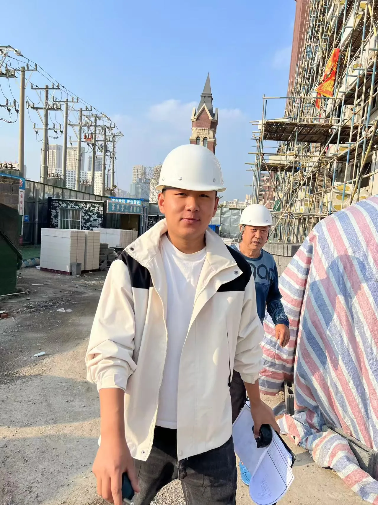 康勇在装修项目现场